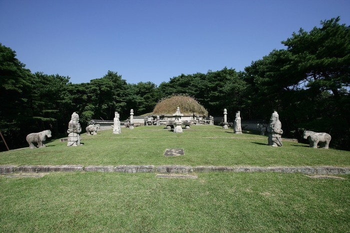 억새 물결 속 태조 이성계의 건원릉,...