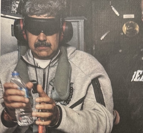 [속보=美 베네수 공격] 트럼프, 눈 가리고 수갑 찬 마두로 압송 사진 공개